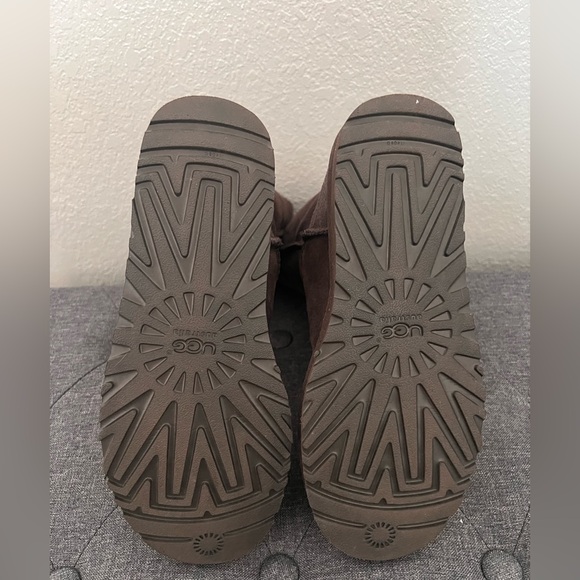 UGG Bailey Triple Button Tall Boots NEW IN BOX - Picture 3 of 5